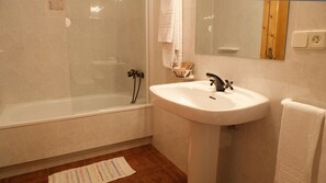 Family House, Multiple Bedrooms, Kitchen, Garden Area | Bathroom - Turismo Rural - O Xastre de Anos (Cabana de Bergantinos)