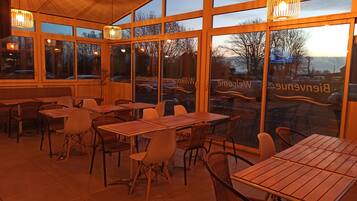 Continental breakfast on weekdays (EUR 13.50 per person)