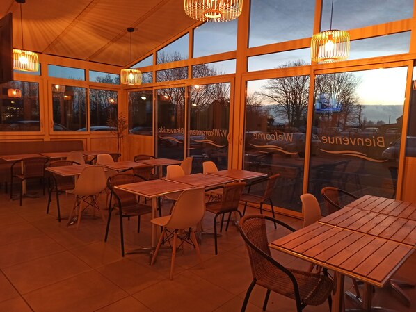 Continental breakfast on weekdays (EUR 13.50 per person) - Résidence Océane (Avrainville)