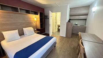 Standard Studio, Kitchenette | Premium bedding, desk, iron/ironing board, free cribs/infant beds