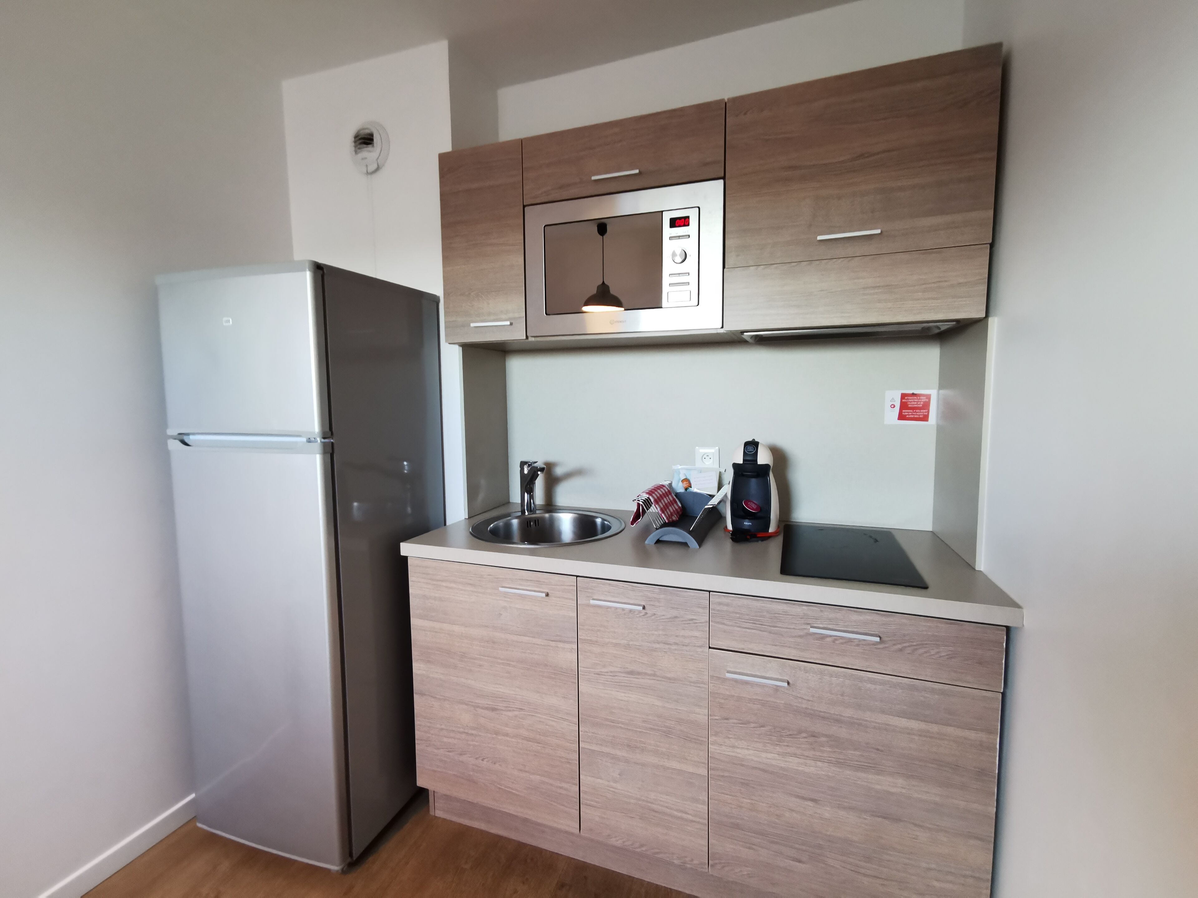 Comfort-studiosviitti, 1 keskisuuri parisänky, keittotila | Yksityinen keittonurkkaus | Jääkaappi, mikroaaltouuni, liesi, keittoastiat/astiat/ruokailuvälineet