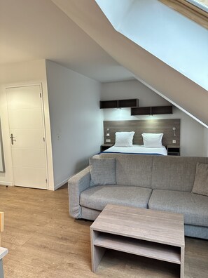 舒適開放式套房, 1 張加大雙人床, 簡易廚房 | 高級寢具、書桌、熨斗/熨衣板、免費搖籃/嬰兒床