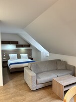 Suíte estúdio conforto, 1 cama Queen, cozinha americana | Roupas de cama premium, escrivaninha, ferros/tábuas de passar roupa