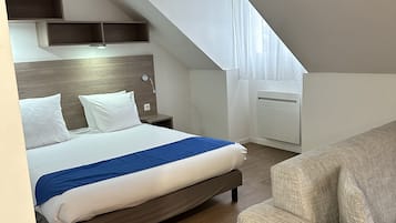 Suite monolocale Comfort, 1 letto queen, angolo cottura | Biancheria da letto di alta qualità, una scrivania, ferro/asse da stiro
