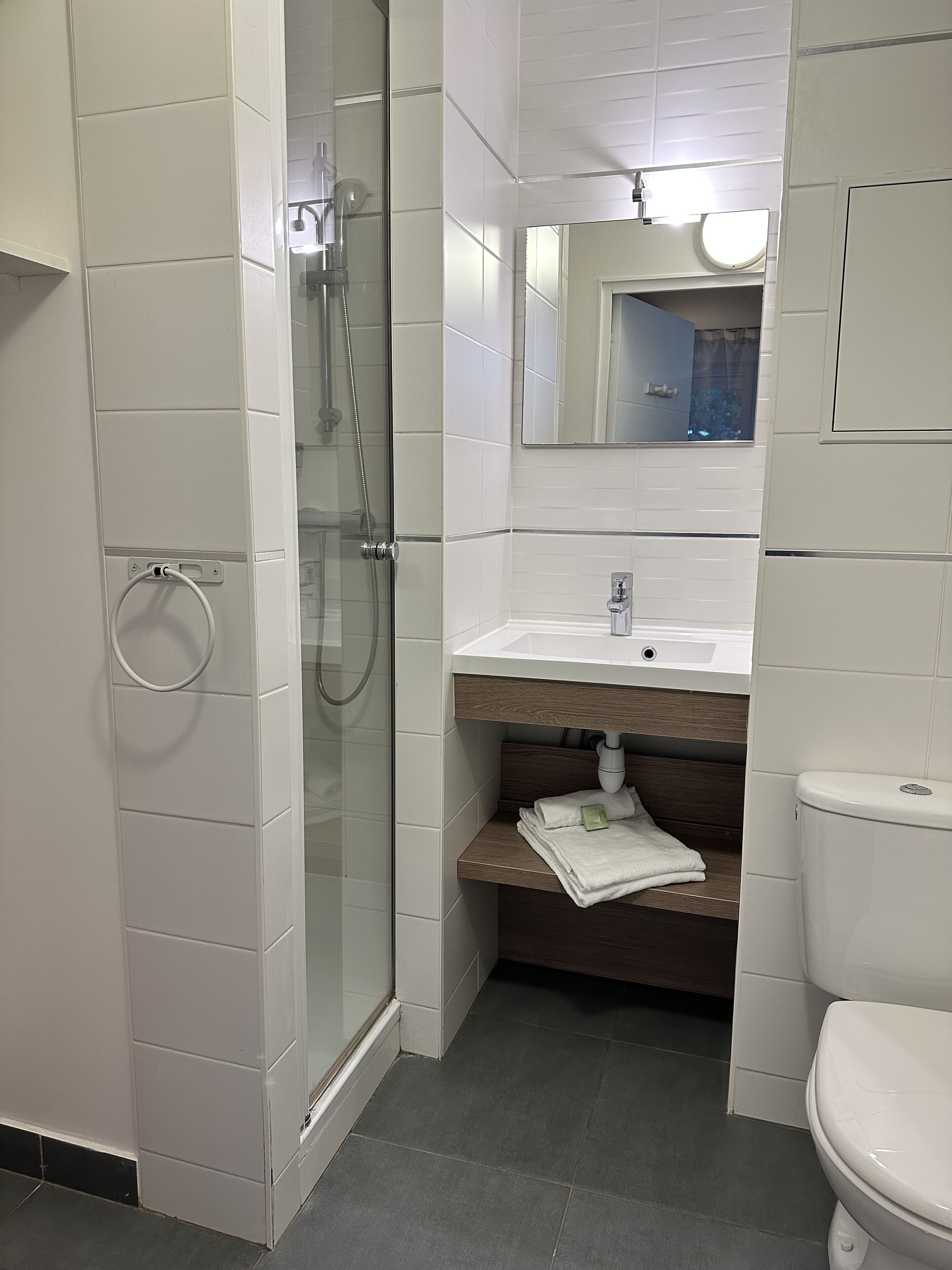 Standaard studio, kitchenette | Badkamer | Een douche, gratis toiletartikelen, een haardroger, handdoeken
