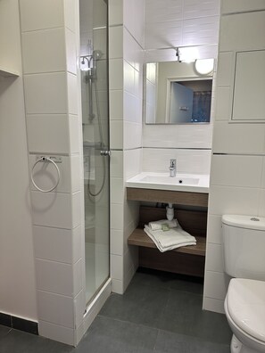 Standard Studio, Kitchenette | Bathroom | Shower, free toiletries, hair dryer, towels - Résidence Océane (Avrainville)