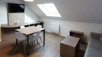 Comfort Studio Suite, 1 Queen Bed, Kitchenette | Living area | Flat-screen TV, pay films
