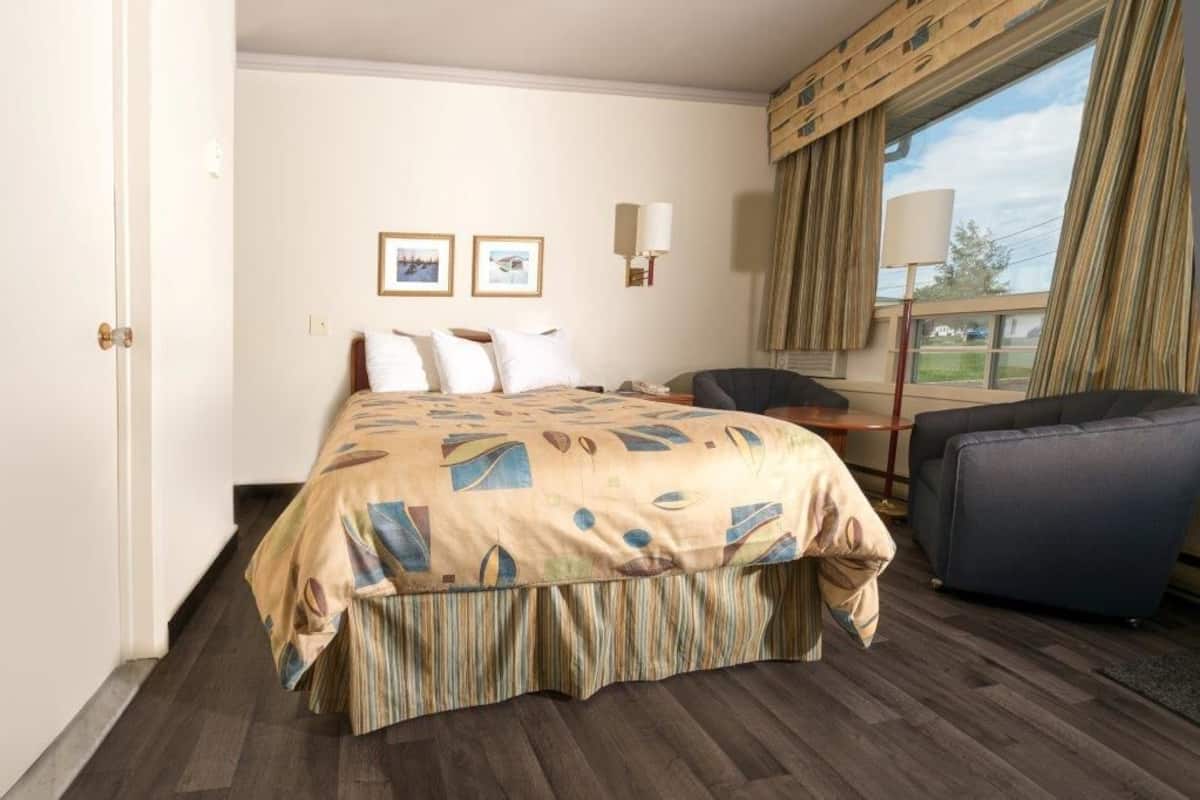 Business kamer | Een bureau, een strijkplank/strijkijzer, babybedden, extra bedden