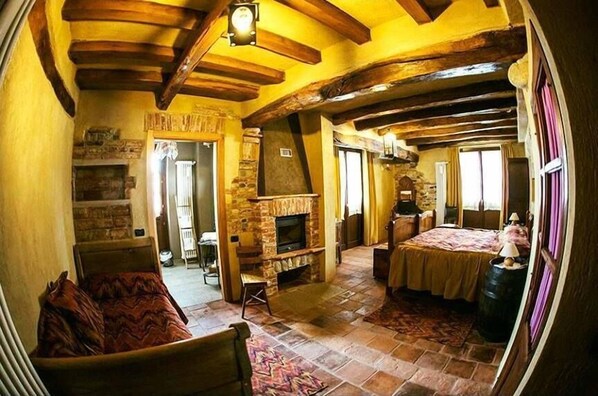 Traditional Double Room | Soundproofing, free cots/infant beds, rollaway beds, free WiFi