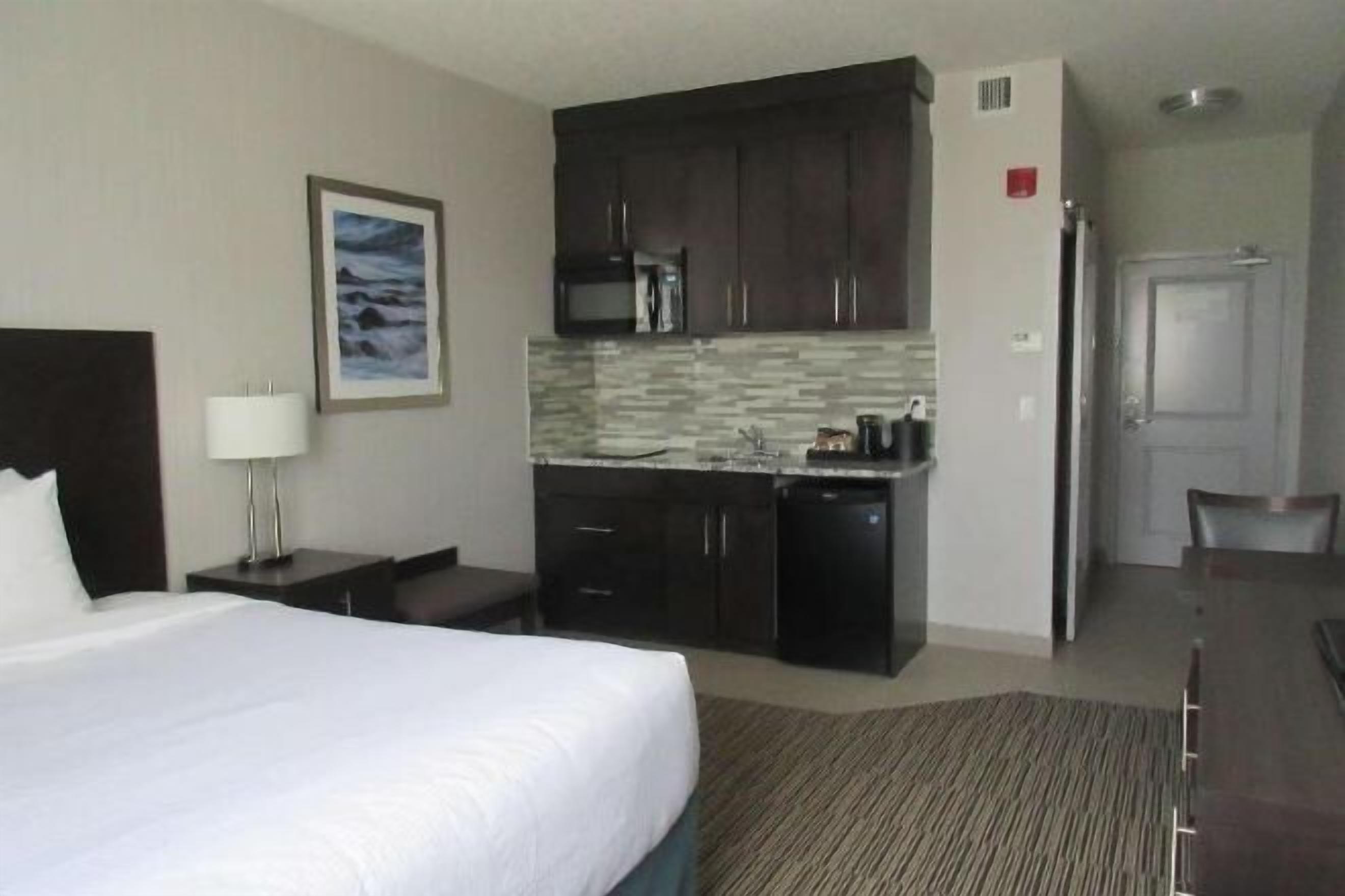 Cofres nos quartos, escrivaninha, ferros/tábuas de passar roupa