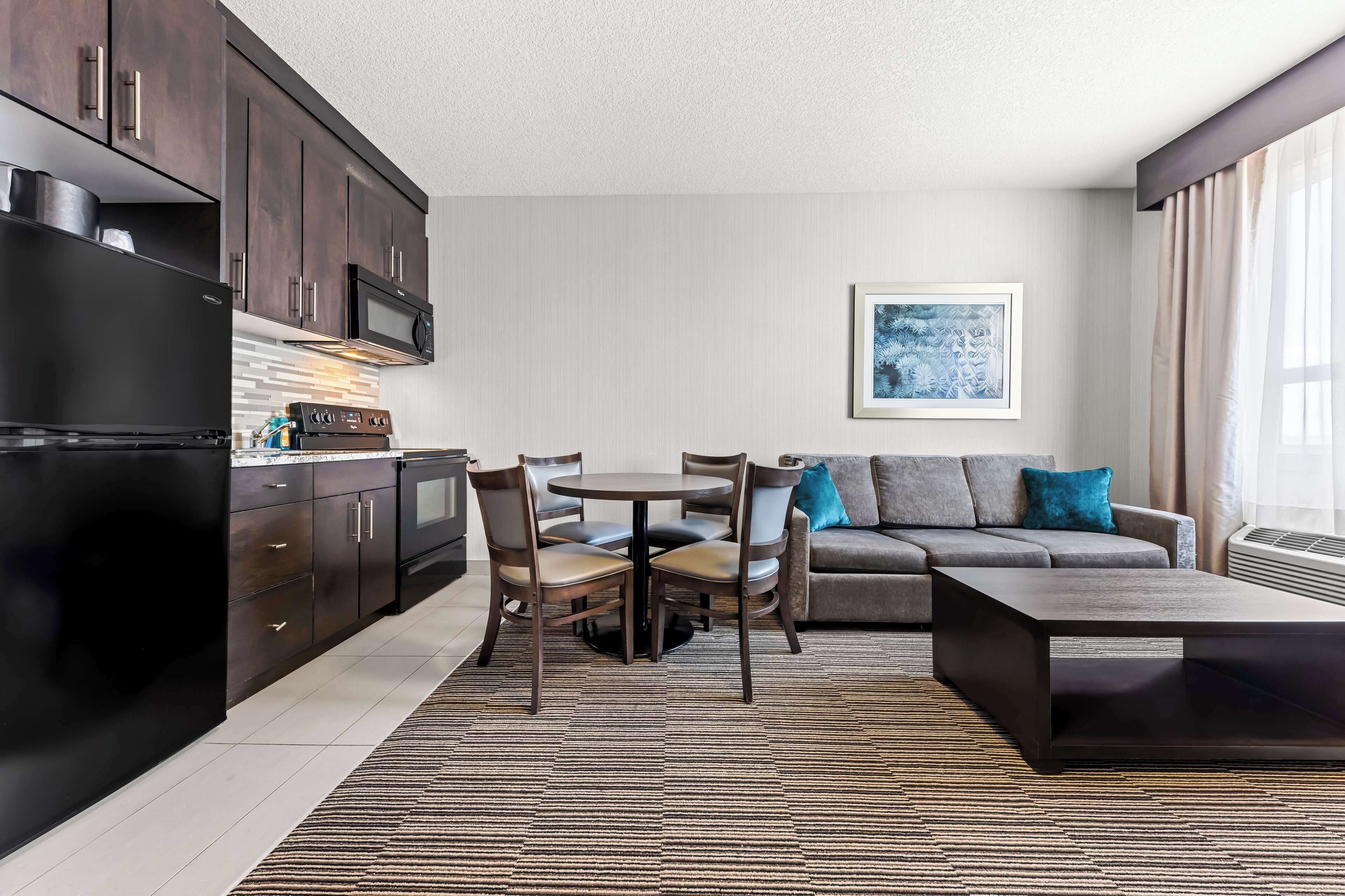 suite, 1 king bed, non smoking, kitchen (with single sofabed) | 1 bedroom, in-room safe, desk, iron/ironing board