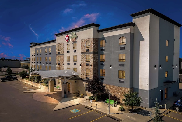 A multi-story hotel with a modern design, featuring a covered entrance and a parking area. - Best Western Plus Airdrie Gateway (Airdrie)