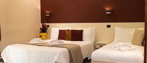 Chambre triple Standard | Coffre-fort, bureau, lit dâappoint (supplĂ©ment), accĂšs au Wi-Fi (inclus)