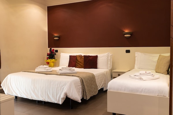 Standaard driepersoonskamer | Een kluis op de kamer, een bureau, extra bedden, gratis wifi