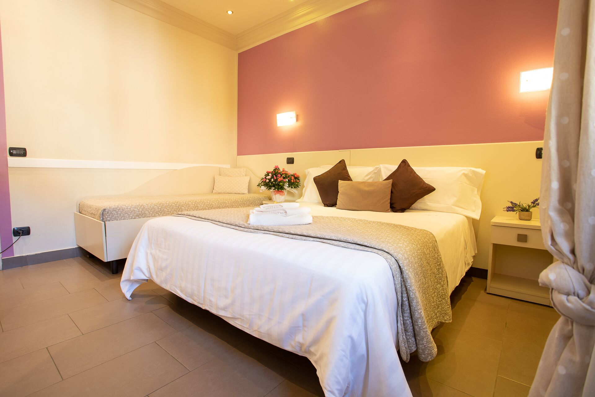 Caja de seguridad en la habitación y escritorio 