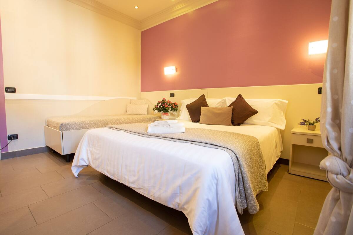 Standard Triple Room | Peti besi dalam bilik, meja, katil lipat simpan/tambahan, Wi-fi percuma 