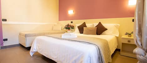 Chambre triple Standard | Coffre-fort, bureau, lit dâappoint (supplĂ©ment), accĂšs au Wi-Fi (inclus)