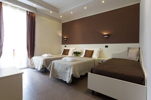 Een kluis op de kamer, een bureau, extra bedden (toeslag), gratis wifi