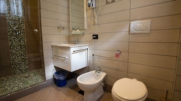 Ein Badezimmer mit einer Bidet-Funktion, Toilette und Waschbecken.