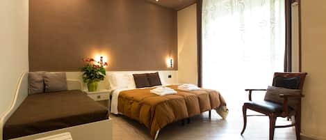 Triple Room | In-room safe, desk, soundproofing, free WiFi