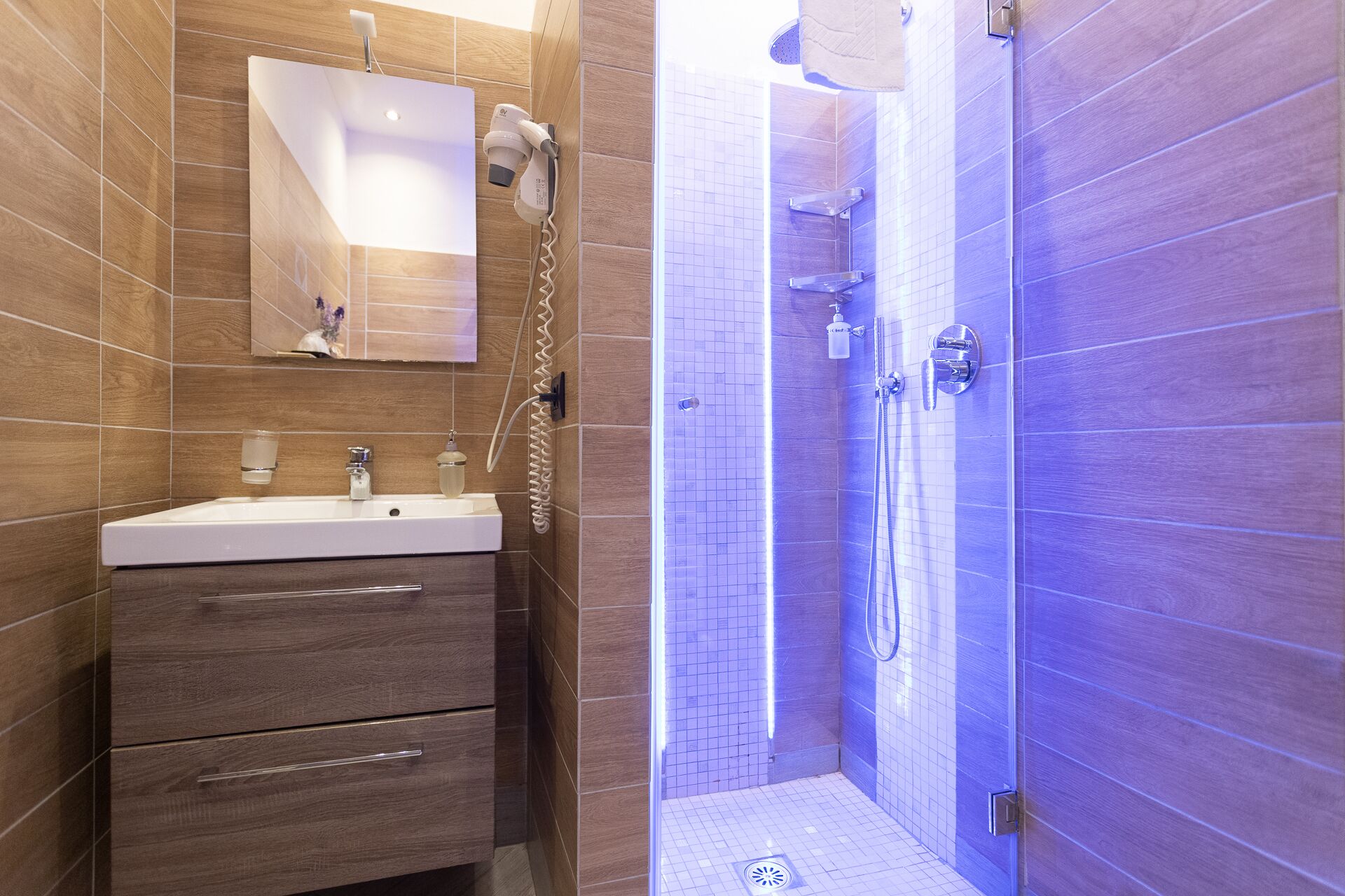 Triple Room | Bathroom | Shower, free toiletries, hair dryer, bathrobes