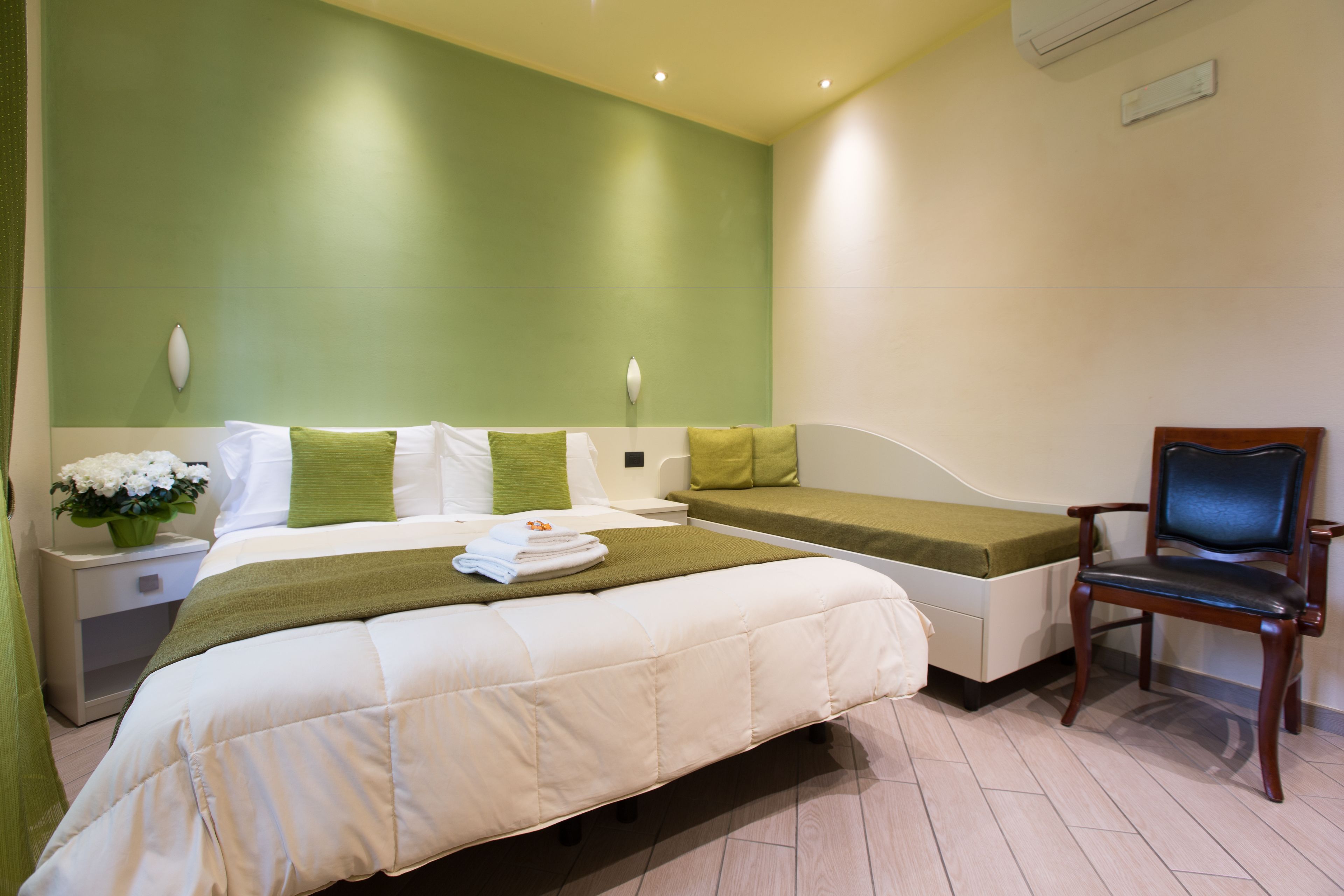 Zimmersafe, Schreibtisch, schallisolierte Zimmer, kostenloses WLAN