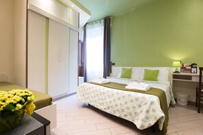 Caja de seguridad en la habitación y escritorio 