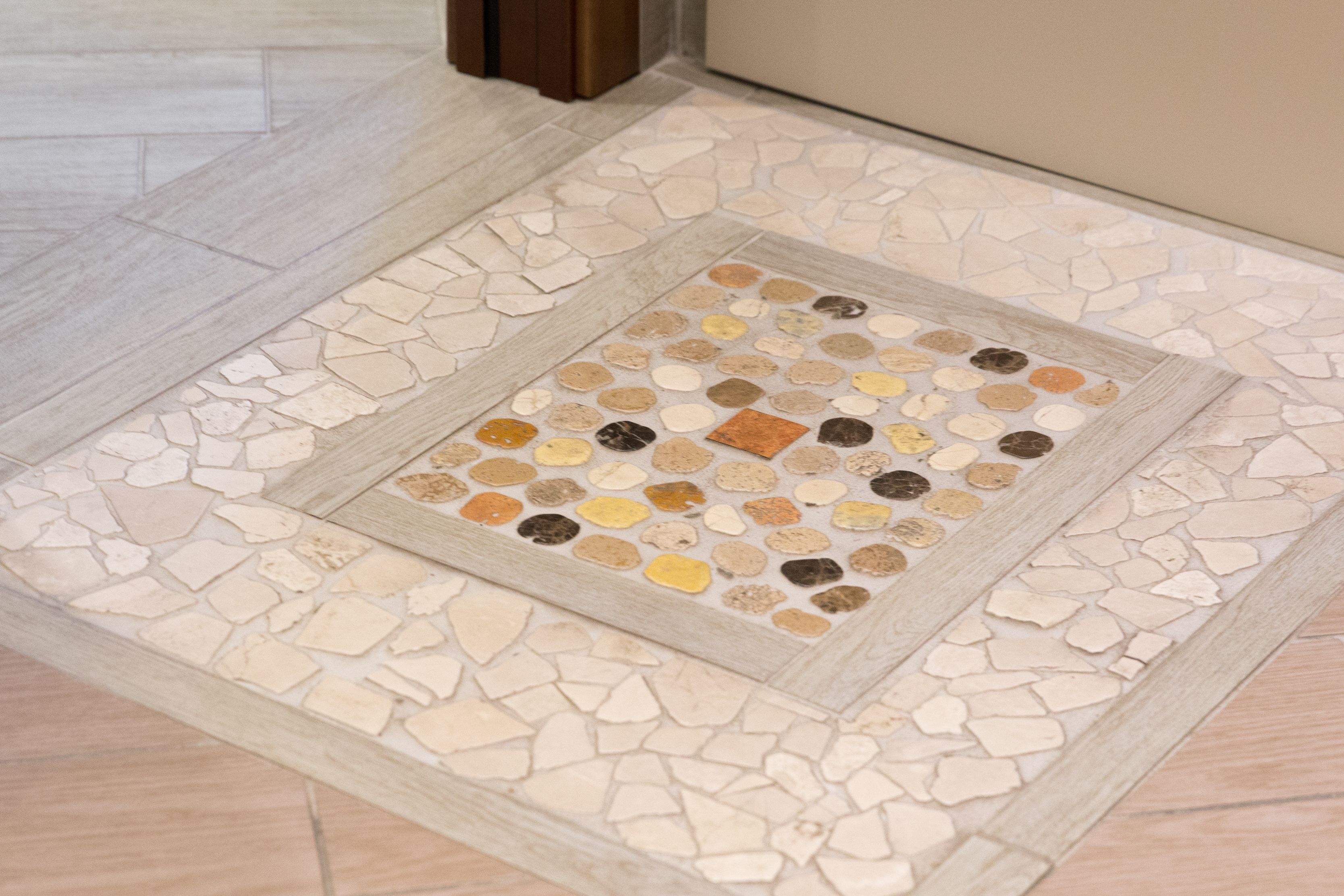 Piso com padrão decorativo em mosaico.