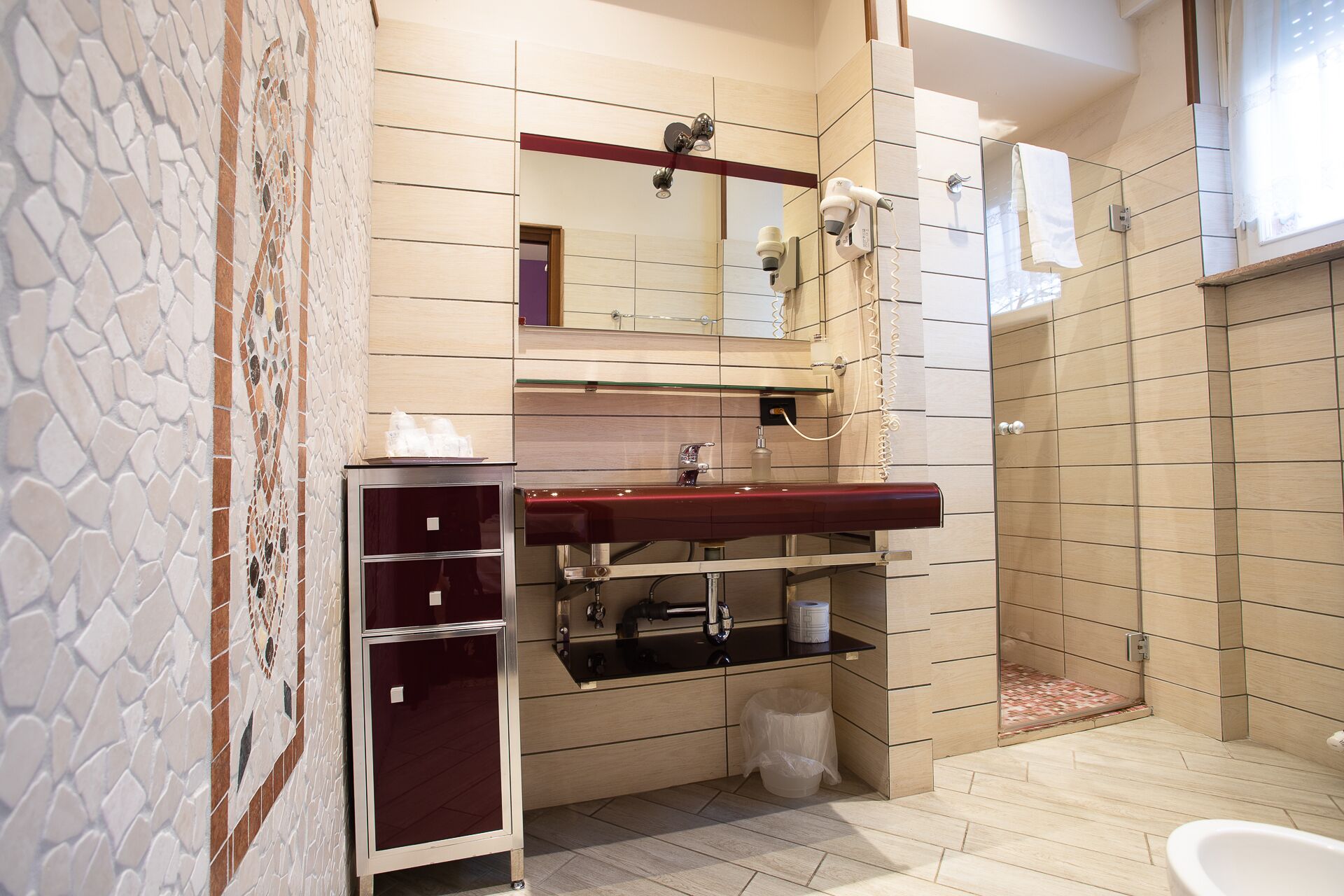 Une salle de bain moderne avec un meuble-lavabo, un miroir et une douche.