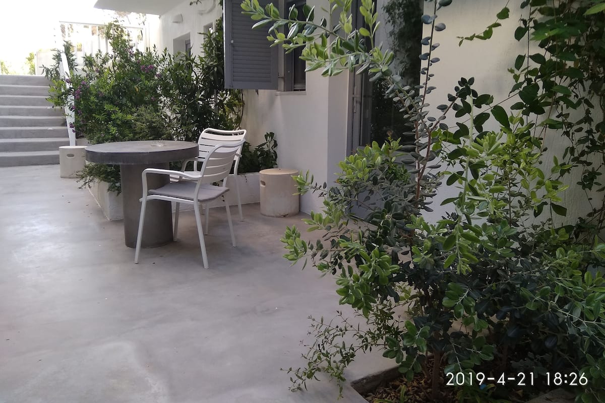 Chambre (Semi Basement) | Terrasse/Patio