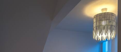 Een modern interieur met een trap, een eetgedeelte en een keuken met hanglampen.