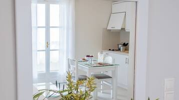 Studio Supérieur, vue mer | Coffres-forts dans les chambres, bureau, fer et planche à repasser