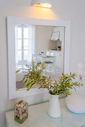 Coffres-forts dans les chambres, bureau, fer et planche à repasser