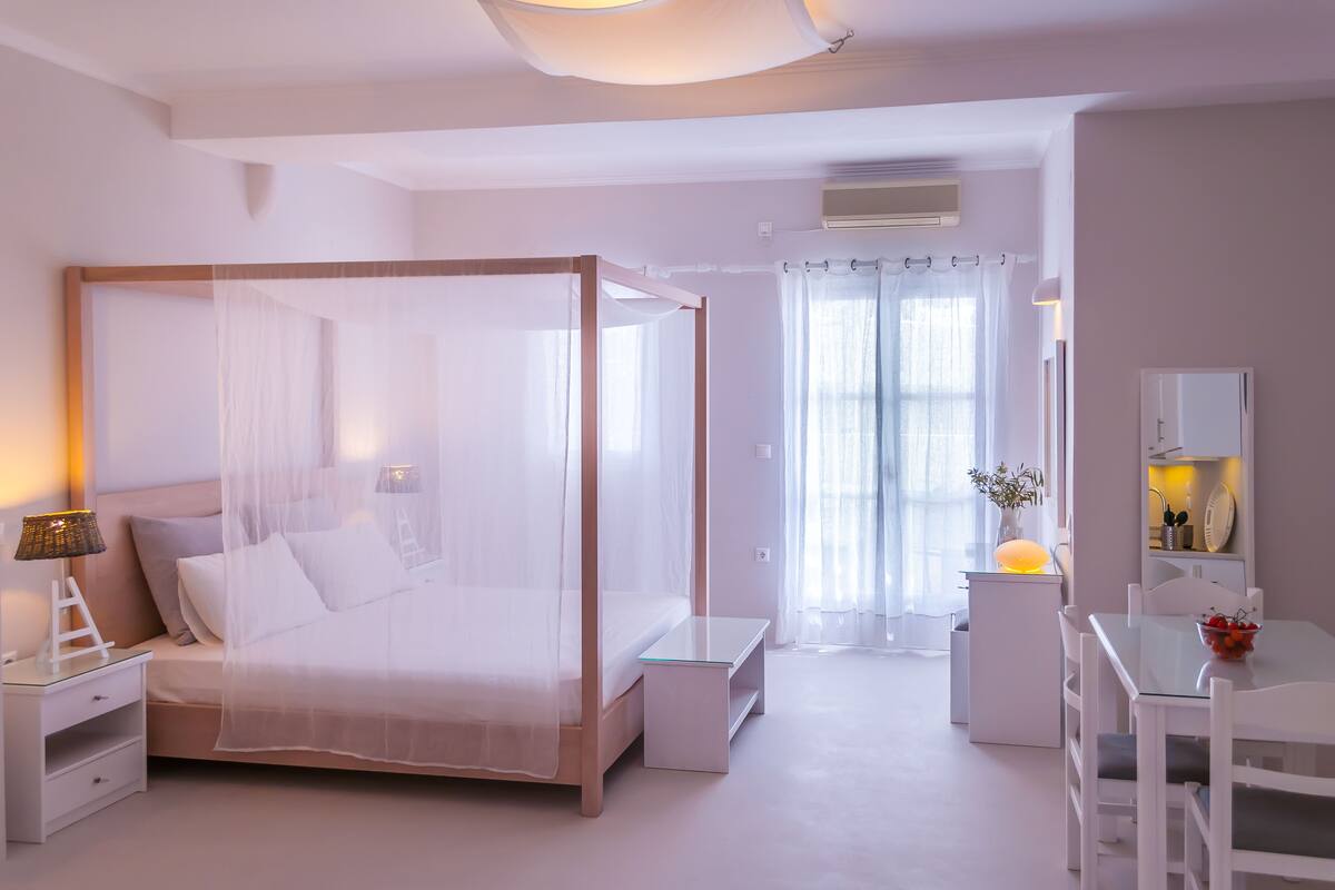 In-room safe, desk, iron/ironing board, rollaway beds (surcharge)
