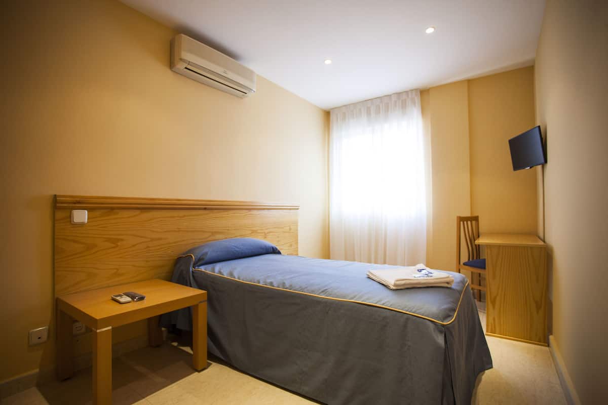Standaard eenpersoonskamer, privébadkamer | Een kluis op de kamer, een bureau, verduisterende gordijnen