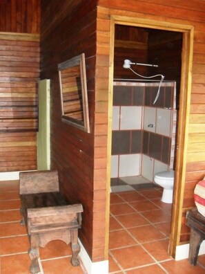 Habitación doble, vistas al jardín | Baño | Ducha y toallas