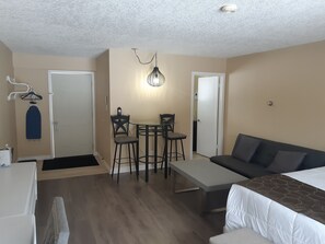 Honeymoon Room, 1 Katil Ratu (Queen) dengan Katil Sofa, Accessible | Seterika/papan seterika, Wi-fi percuma, akses kerusi roda 