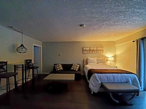 Honeymoon-Zimmer, 1 Queen-Bett und Schlafsofa, barrierefrei | Bügeleisen/Bügelbrett, kostenloses WLAN, Rollstuhlgeeignet