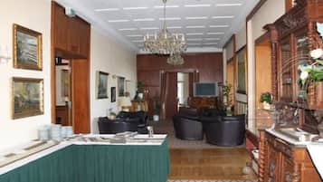 Tägliches Frühstücksbuffet (12.50 EUR pro Person)