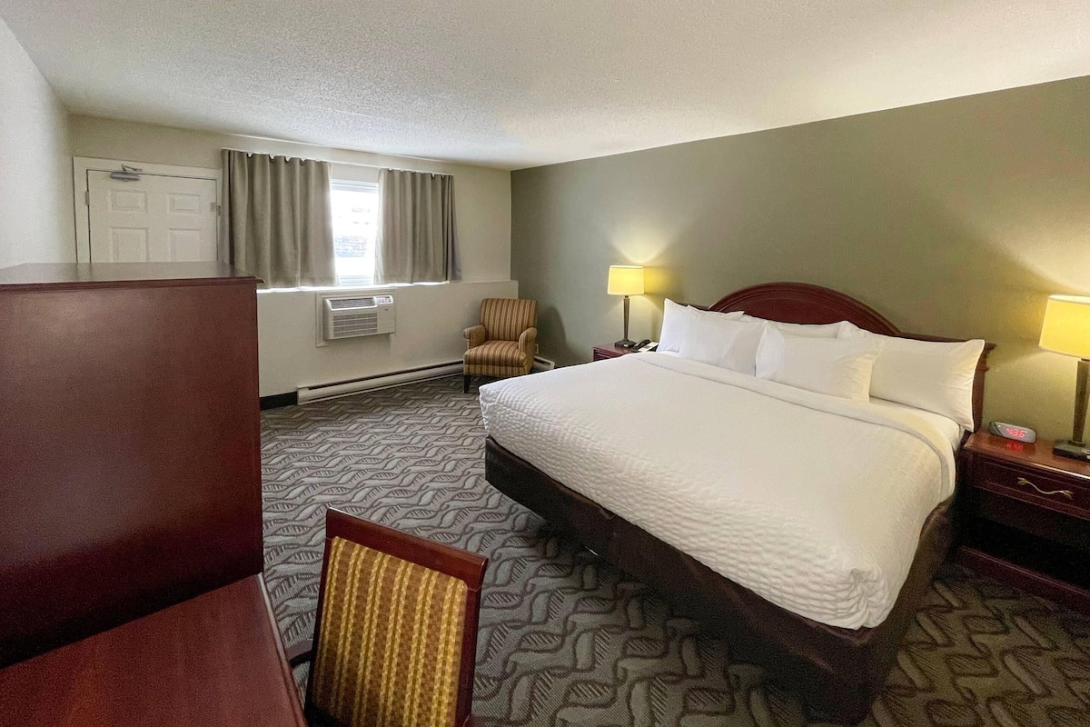 Desk, iron/ironing board, free WiFi, bed sheets