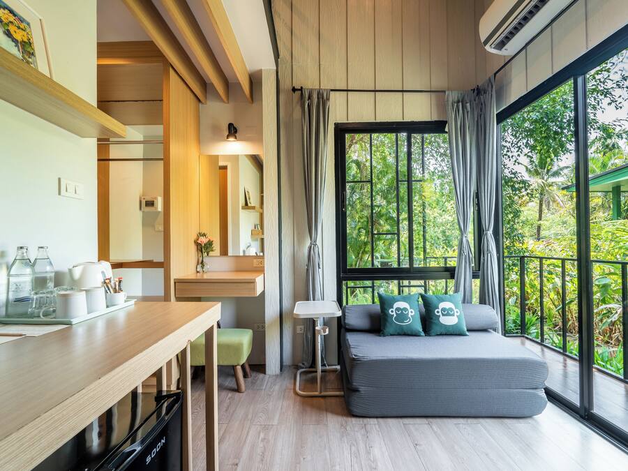 Hypo-allergenic bedding, in-room safe, desk, free WiFi