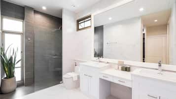 Familie tweepersoonskamer | Badkamer | Een douche, gratis toiletartikelen, pantoffels, een bidet