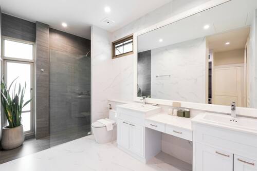 Deluxe Family | Bathroom