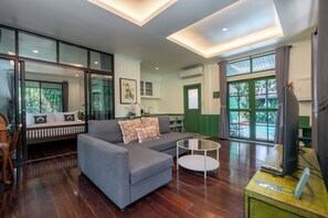 Pool Villa 2 Bedrooms | บริเวณนั่งเล่น | ทีวีจอแอลซีดี