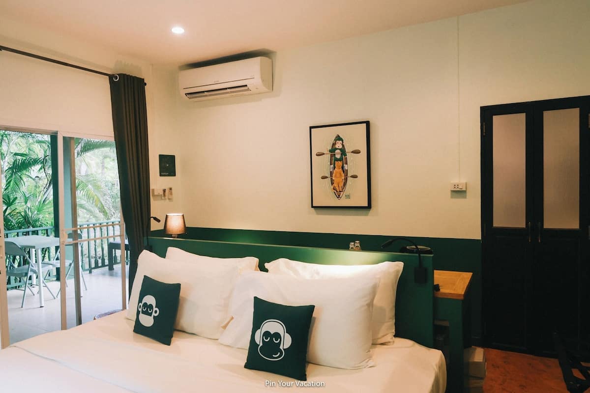 Chimpanzee Garden | Hypo-allergenic bedding, in-room safe, desk, free WiFi