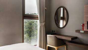 セーフティボックス (室内)、デスク、遮光カーテン、防音設備