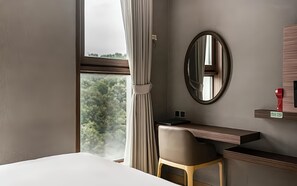 Een kluis op de kamer, een bureau, verduisterende gordijnen