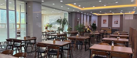 Petit déjeuner servi sur place