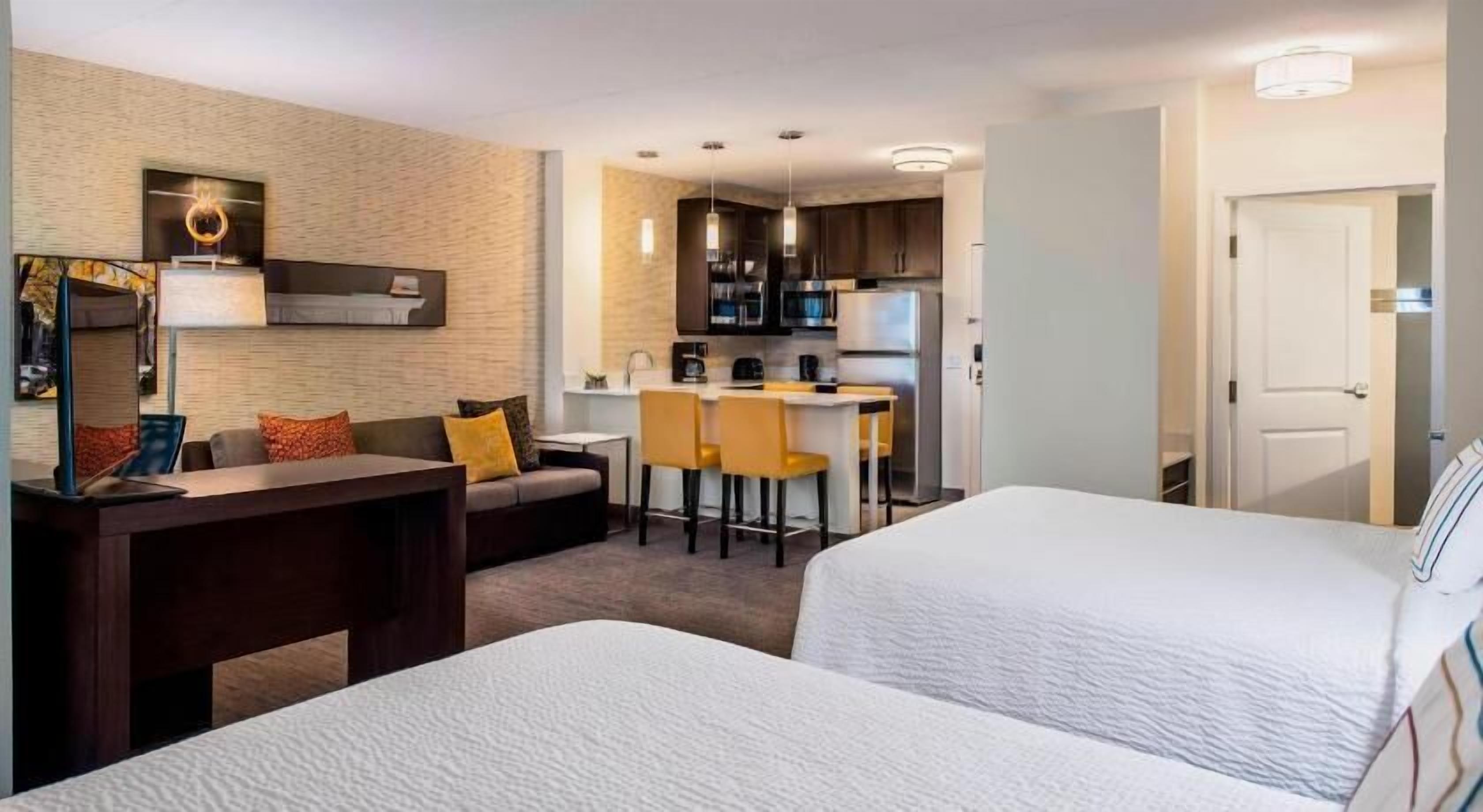 Cofres nos quartos, escrivaninha, espaço de trabalho para notebook