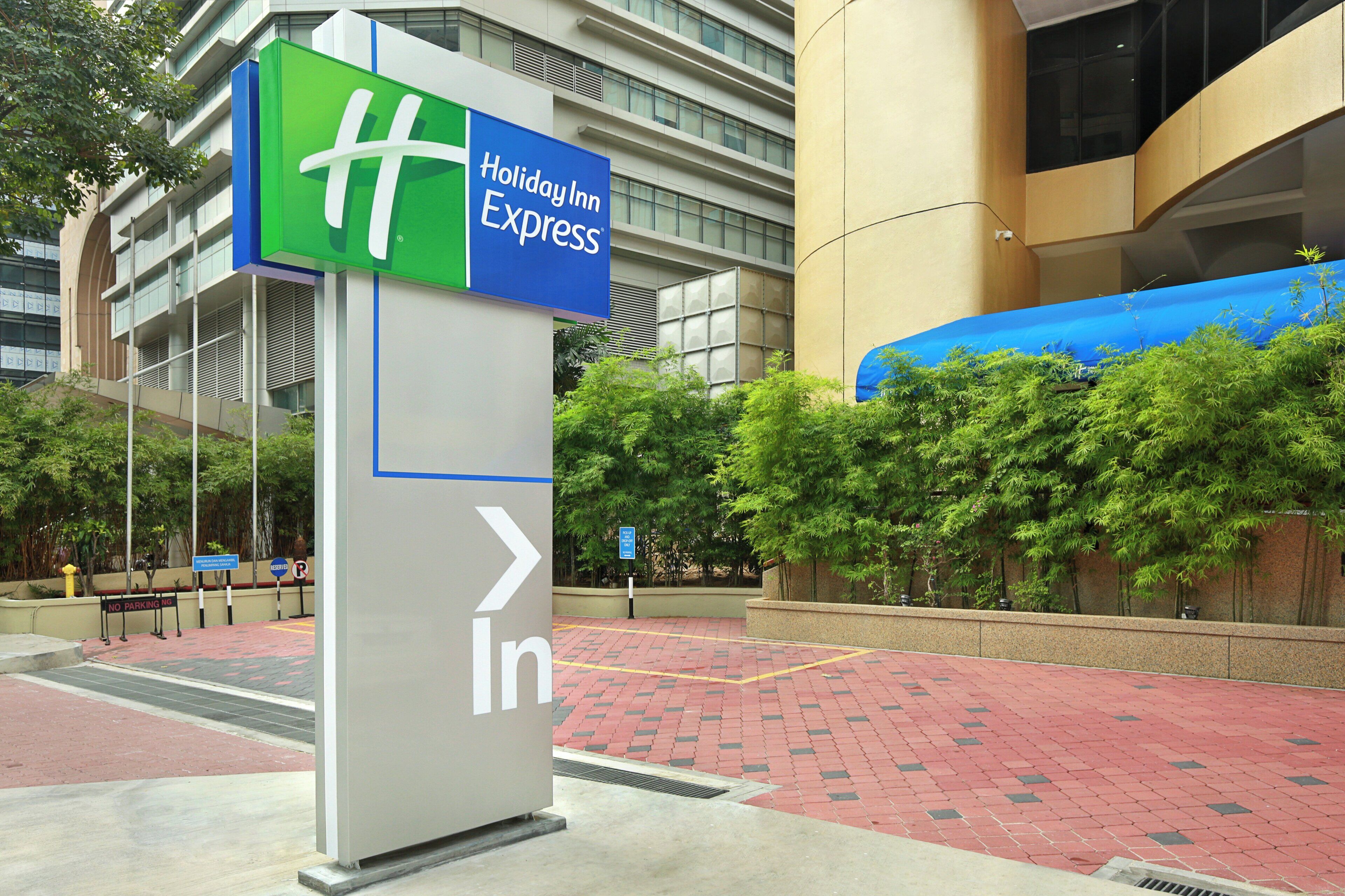 Ein Holiday Inn Express Schild mit einem Pfeil, der den Weg zum Hotel zeigt.
